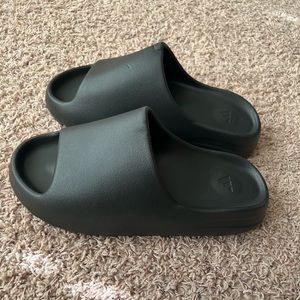 Yeezy slides size 11